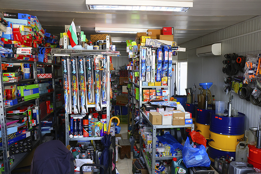 Магазин за авточасти и консумативи Макели