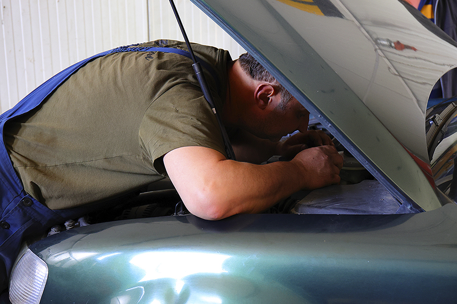 Работен процес в автосервиз Макели